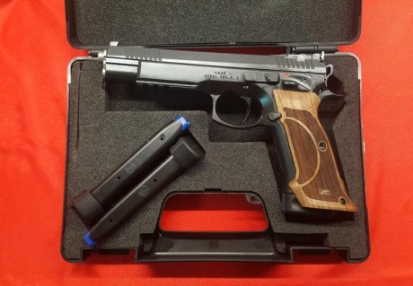 Hola amigos! ya que se muestran tantas armas buenas creo que a los propietarios de una cz 75 se nos tendría 122