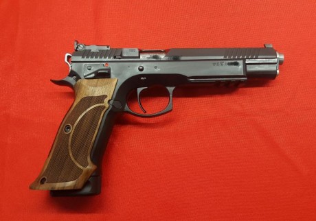 Hola amigos! ya que se muestran tantas armas buenas creo que a los propietarios de una cz 75 se nos tendría 121