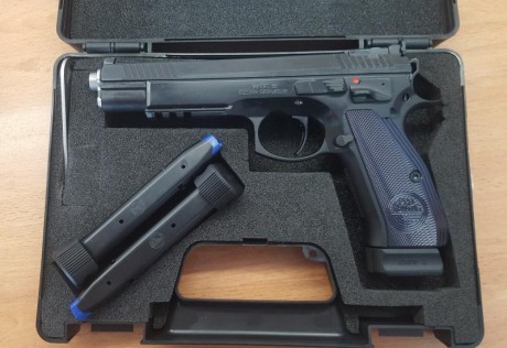 Hola amigos! ya que se muestran tantas armas buenas creo que a los propietarios de una cz 75 se nos tendría 00