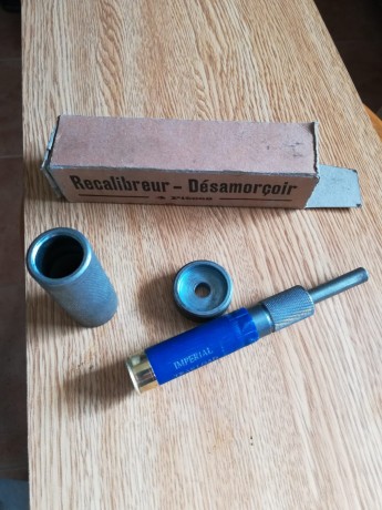 Accesorio de recarga del calibre 12 para escopeta. Empistona, desempistona y recalibra las vainas. Veinticinco 02