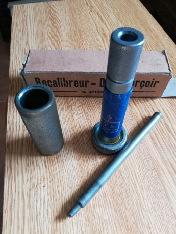 Accesorio de recarga del calibre 12 para escopeta. Empistona, desempistona y recalibra las vainas. Veinticinco 01