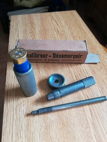 Accesorio de recarga del calibre 12 para escopeta. Empistona, desempistona y recalibra las vainas. Veinticinco 00