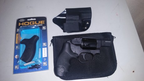 Hola, un amigo vende este magnífico revólver calibre 38,impecable, solo 50 tiros, con 2 cachas y funda 02