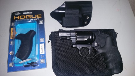 Hola, un amigo vende este magnífico revólver calibre 38,impecable, solo 50 tiros, con 2 cachas y funda 01