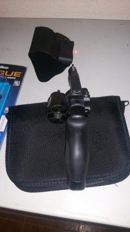 Hola, un amigo vende este magnífico revólver calibre 38,impecable, solo 50 tiros, con 2 cachas y funda 00