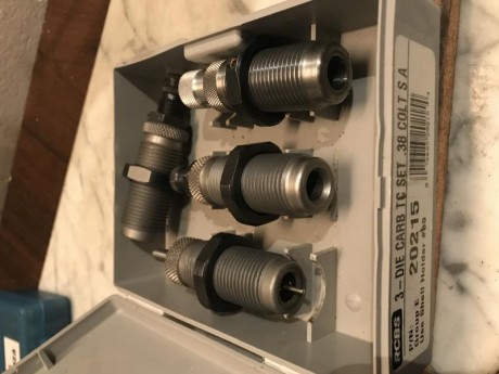 LIMPIANDO EL ARMARIO
DIES RIFLE:
RCBS     DIE SET- 30-06 GROUP -A       40 Euros
HORNADY, 2 DIE SET-FULL 01