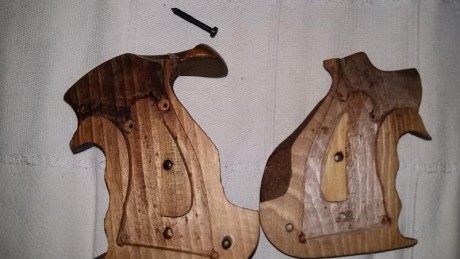 Vendo por que me vienen pequeñas. No hay marca ni talla. Estan reparadas (ya me vinieron así con el revolver) 12