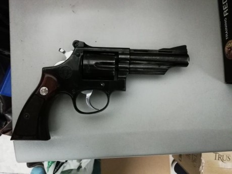 Hola soy David, y por motivos familiares tengo que quitarme este revolver.

Urge venta de revolver  LLAMA 01