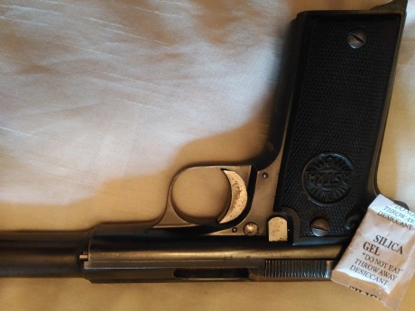 Hola:
La vendo por no usarla apenas. El estado es normal para sus años, no está impecable para museo. 01