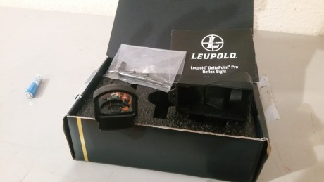 Un amigo vende este visor punto rojo Leupold Delta Point a estrenar, de 2.5 Moas, incluye montura para 00