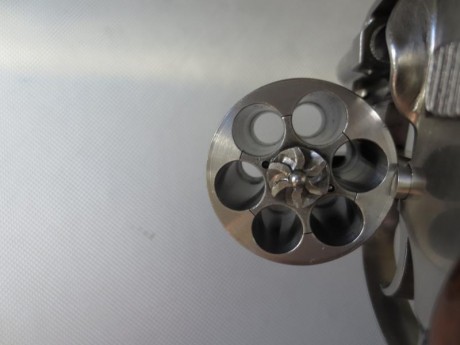 Por pase a la reserva, se vende revólver marca ASTRA de 2 pulgadas calibre 38 Spl, acero inoxidable, está 02