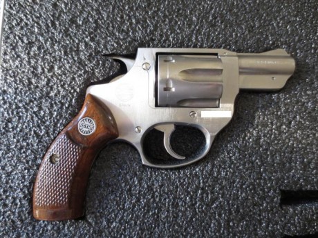 Por pase a la reserva, se vende revólver marca ASTRA de 2 pulgadas calibre 38 Spl, acero inoxidable, está 00