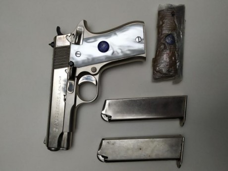 Vendo esa maravilla del 9mm , pequeñita y bonita pero de armas tomar. Cachas de nácar y doble cargador, 00