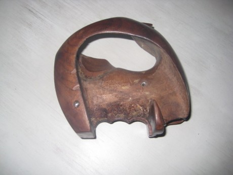 Hola, un amigo me ha pedido que le anuncie esta empuñadura, tamaño M, de pistola de libre  TOZ-35
Precio 01