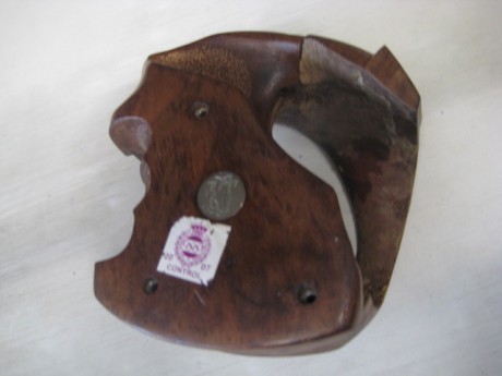 Hola, un amigo me ha pedido que le anuncie esta empuñadura, tamaño M, de pistola de libre  TOZ-35
Precio 00