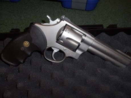 Nuevo precio 550 euros.

Vendo un impecable y poco usado revolver SW calibre 45 ACP 
Se trata de un revolver 01