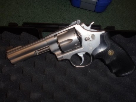 Nuevo precio 550 euros.

Vendo un impecable y poco usado revolver SW calibre 45 ACP 
Se trata de un revolver 00
