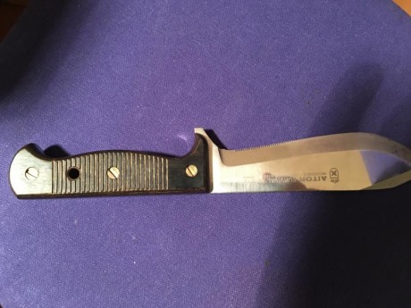 Buenas compañeros,por causas que no vienen al tema soy propietario de este cuchillo,buscando por los foros 02