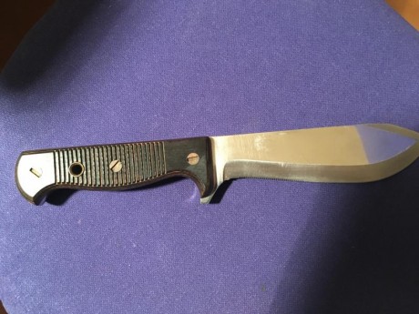 Buenas compañeros,por causas que no vienen al tema soy propietario de este cuchillo,buscando por los foros 00