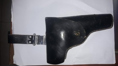 Hola! Se vende antigua funda de servicio para pistola del 9 corto o 7,65. Esta usada y tiene signo desgaste. 01