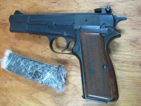 Hola, pongo a la venta esta pistola F.N.GP-35, en perfecto estado, miras regulables originales, 
Precio: 52