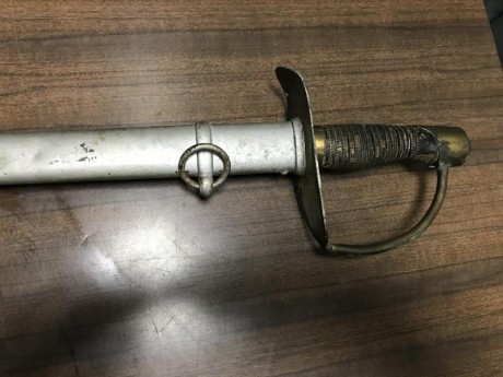 Hola a todos. 
Estoy en proceso de limpiar un antiguo sable de caballería de la fábrica de Toledo. El 52