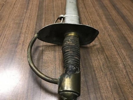 Hola a todos. 
Estoy en proceso de limpiar un antiguo sable de caballería de la fábrica de Toledo. El 50