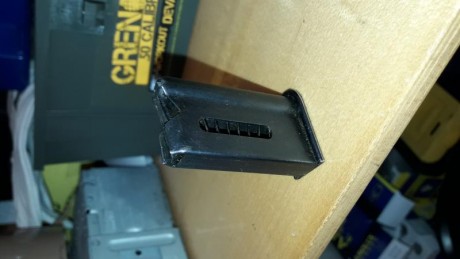 Hola! Haciendo limpieza, pongo en venta varios cargadores. 
- Cargador Astra 300 9 corto. 35€ la unidad. 40