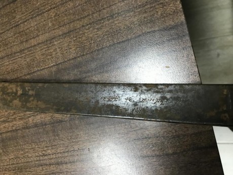 Hola a todos. 
Estoy en proceso de limpiar un antiguo sable de caballería de la fábrica de Toledo. El 61