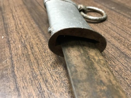 Hola a todos. 
Estoy en proceso de limpiar un antiguo sable de caballería de la fábrica de Toledo. El 60