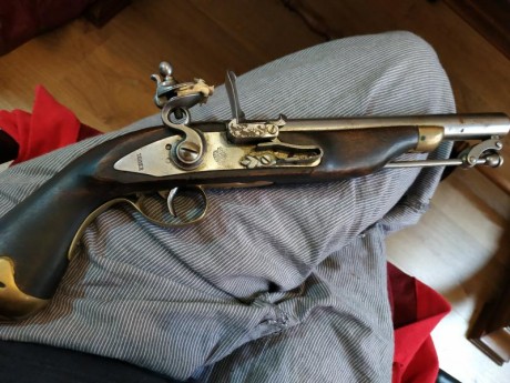 Hola, he encontrado por casa estas dos towers coronadas con GR.
¿Alguien tiene idea si son réplica u originales?

Gracias
 02