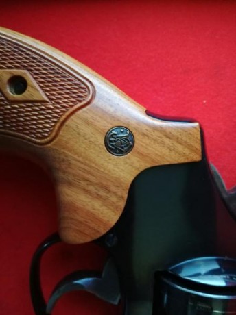 Buenas a todos.

Pongo a la venta este peazo de clásico. Se trata de un revolver SMITH & WESSON modelo 02