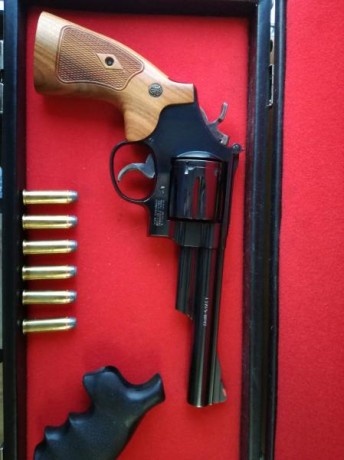 Buenas a todos.

Pongo a la venta este peazo de clásico. Se trata de un revolver SMITH & WESSON modelo 01