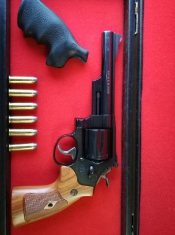 Buenas a todos.

Pongo a la venta este peazo de clásico. Se trata de un revolver SMITH & WESSON modelo 00