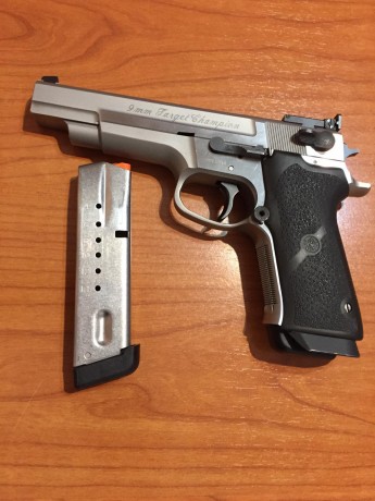 Se vende Smith & Wesson 9 mm target champion, se entrega con 2 cargadores . El precio es de 700 euros 01