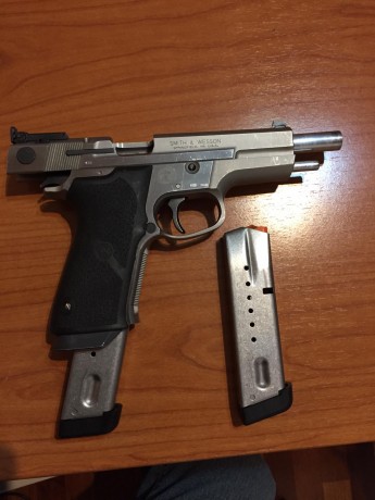 Se vende Smith & Wesson 9 mm target champion, se entrega con 2 cargadores . El precio es de 700 euros 00
