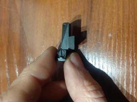 Alza micrometrica de la marca HK. Se instala mediante cola de milano. Las medidas de la base de la cola 01