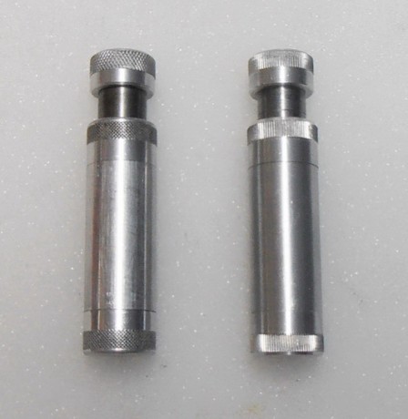 VENDO engrasador para baalas de rifle, Cal. 45
Precio 50 euros
El de la mizquierda es Pedersoli. El de 01