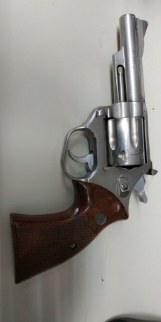 Hola! Vendo un revólver Astra de 357 en  4", acero inoxidable . Esta guiado A, siempre ha estado 10