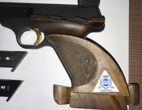 Hola y gracias por leer este anuncio.

Pongo a la venta una pistola Browning .22LR.

Tiene 2 cargadores 11