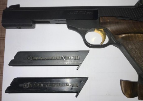 Hola y gracias por leer este anuncio.

Pongo a la venta una pistola Browning .22LR.

Tiene 2 cargadores 10