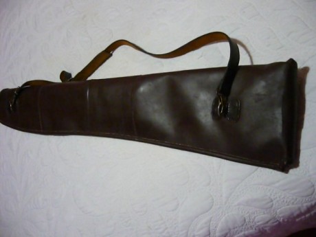 Se vende funda de cuero autentico  para rifles con mira ó escopetas, está como nueva  Precio 50+envio.Saludos 02
