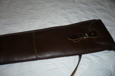 Se vende funda de cuero autentico  para rifles con mira ó escopetas, está como nueva  Precio 50+envio.Saludos 01