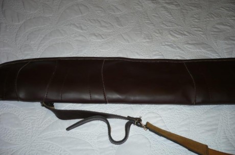 Se vende funda de cuero autentico  para rifles con mira ó escopetas, está como nueva  Precio 50+envio.Saludos 00