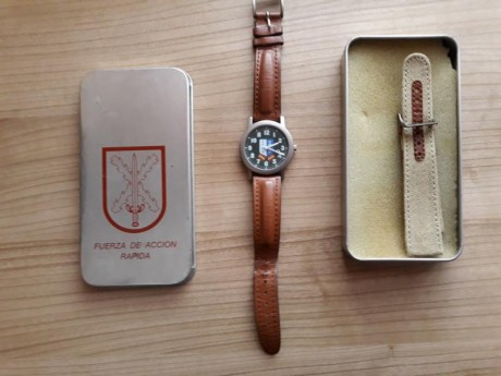Vendo este reloj con emblema de la IFOR , no creo que haya muchos en España pues fué comprado por mí en 01