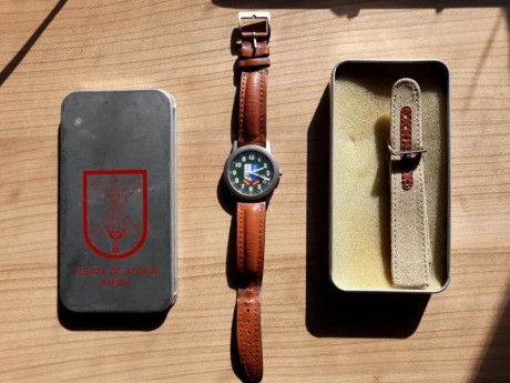 Vendo este reloj con emblema de la IFOR , no creo que haya muchos en España pues fué comprado por mí en 00