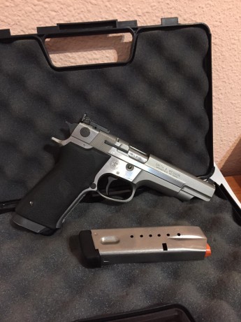 Se vende Smith &Wesson 9mm target champion con 2 cargadores por 700 euros más gastos de envío . Para 02