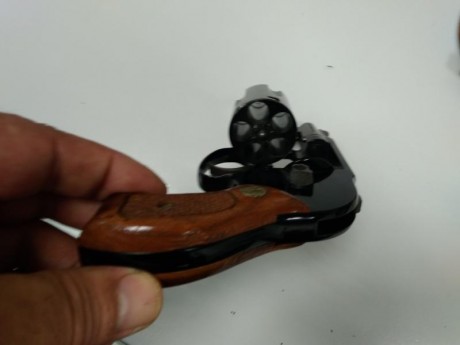 Por jubilacion, vendo revólver Smith & Wesson 38 especial con martillo protegido para evitar amartillamientos 00