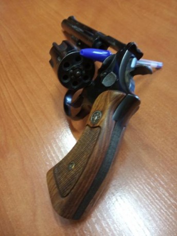 Hola buenas estaria interesado en cambiar este revolver llama del calibre 22lr por unas cachas anatomicas 02
