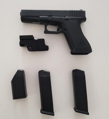 Vendo Glock 17 G2 9 mm, más puntero láser, poco uso, precio 380€, la pistola está en Almería, más información 00